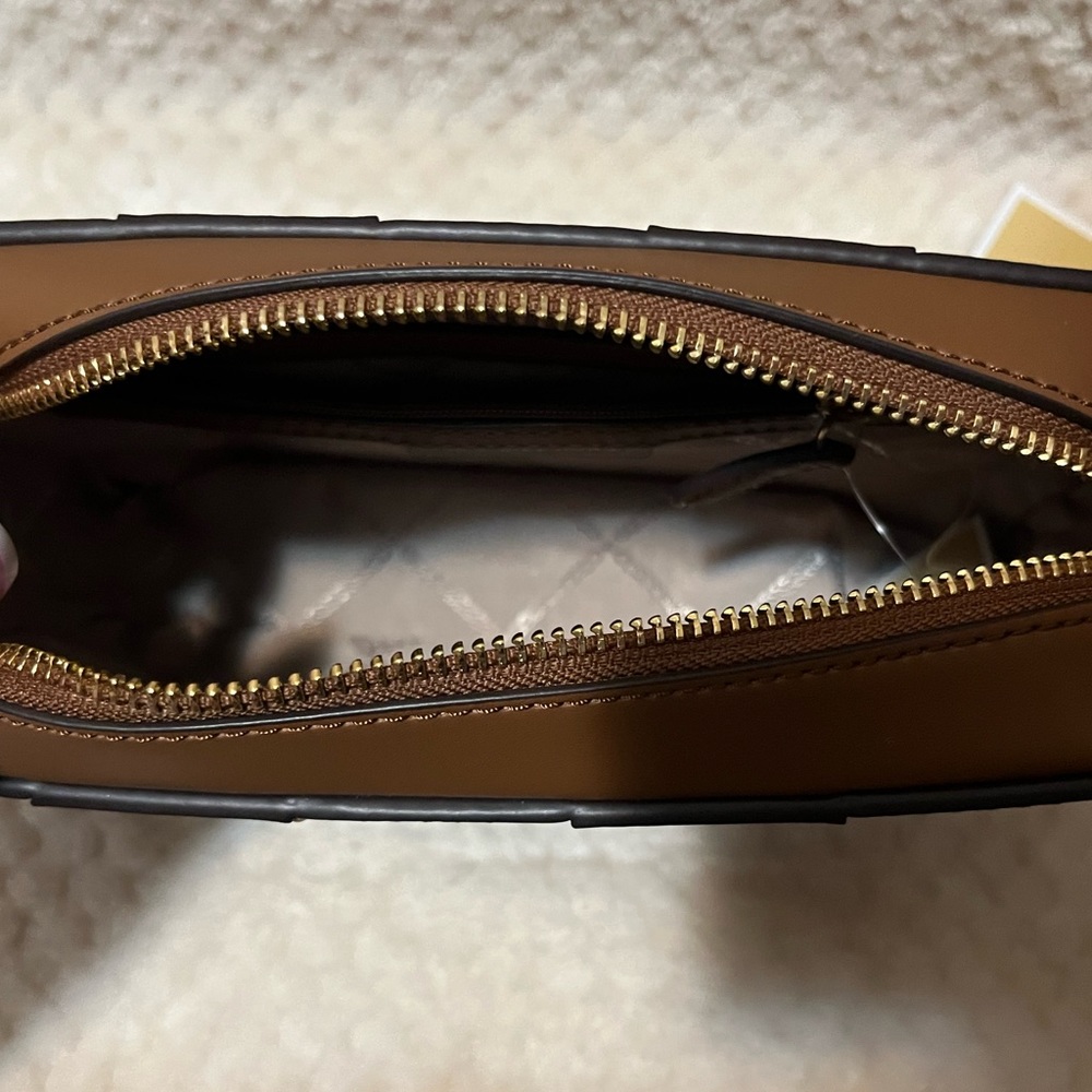 MICHAEL KORS JET SET MEDIUM CAMERA CROSSBODY BAG IN THE COLOR LUGGAGE NWT! - Picture 3 of 4